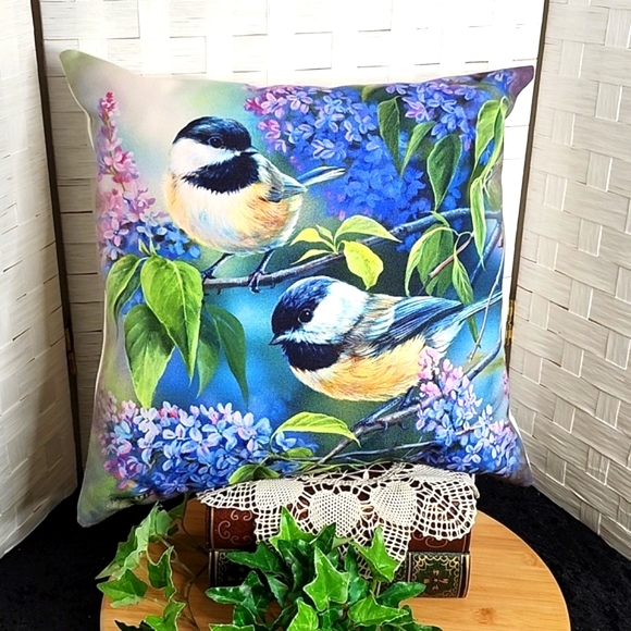 👉*BEAUTIFUL DANBURY MILLETTE WILD WINGS SPRING CHICKADEE INDOOR/OUTDOOR PILLOW - Picture 4 of 4